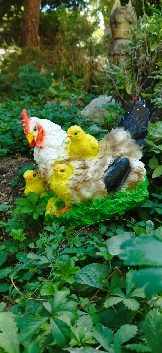 Садовая фигурка Курица с цыплятами